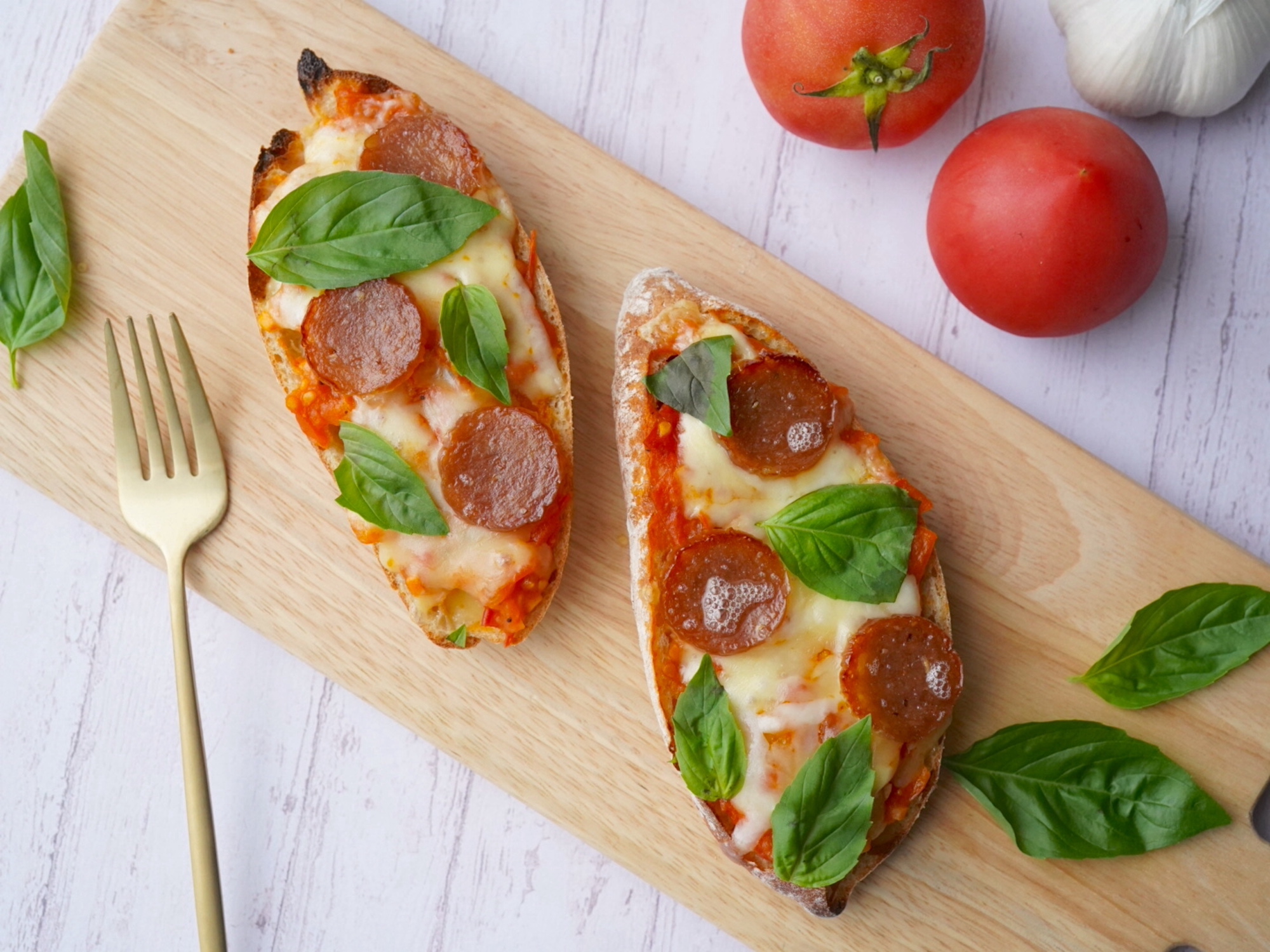 【フランスパンレシピ】丸ごと1本。手づくりトマトソースのボートピザ