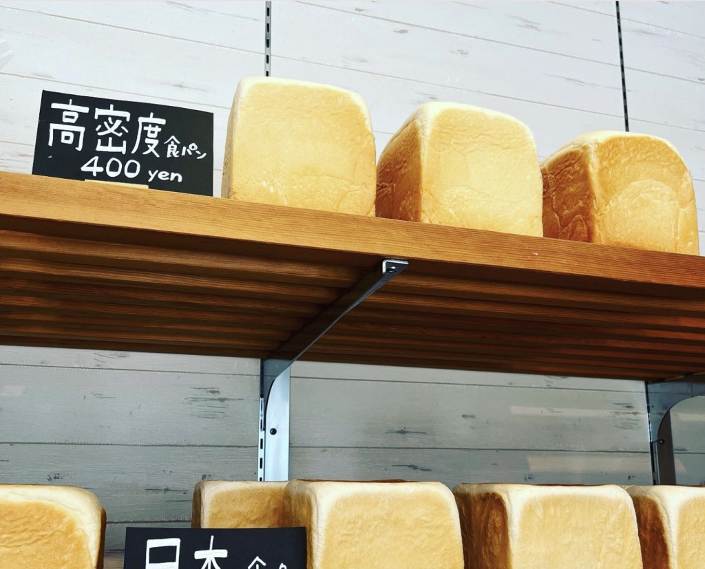 棚に並べられた食パン