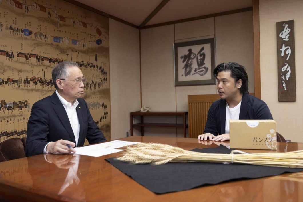 谷口 圭三市長（左）と矢野 健太代表取締役（右）