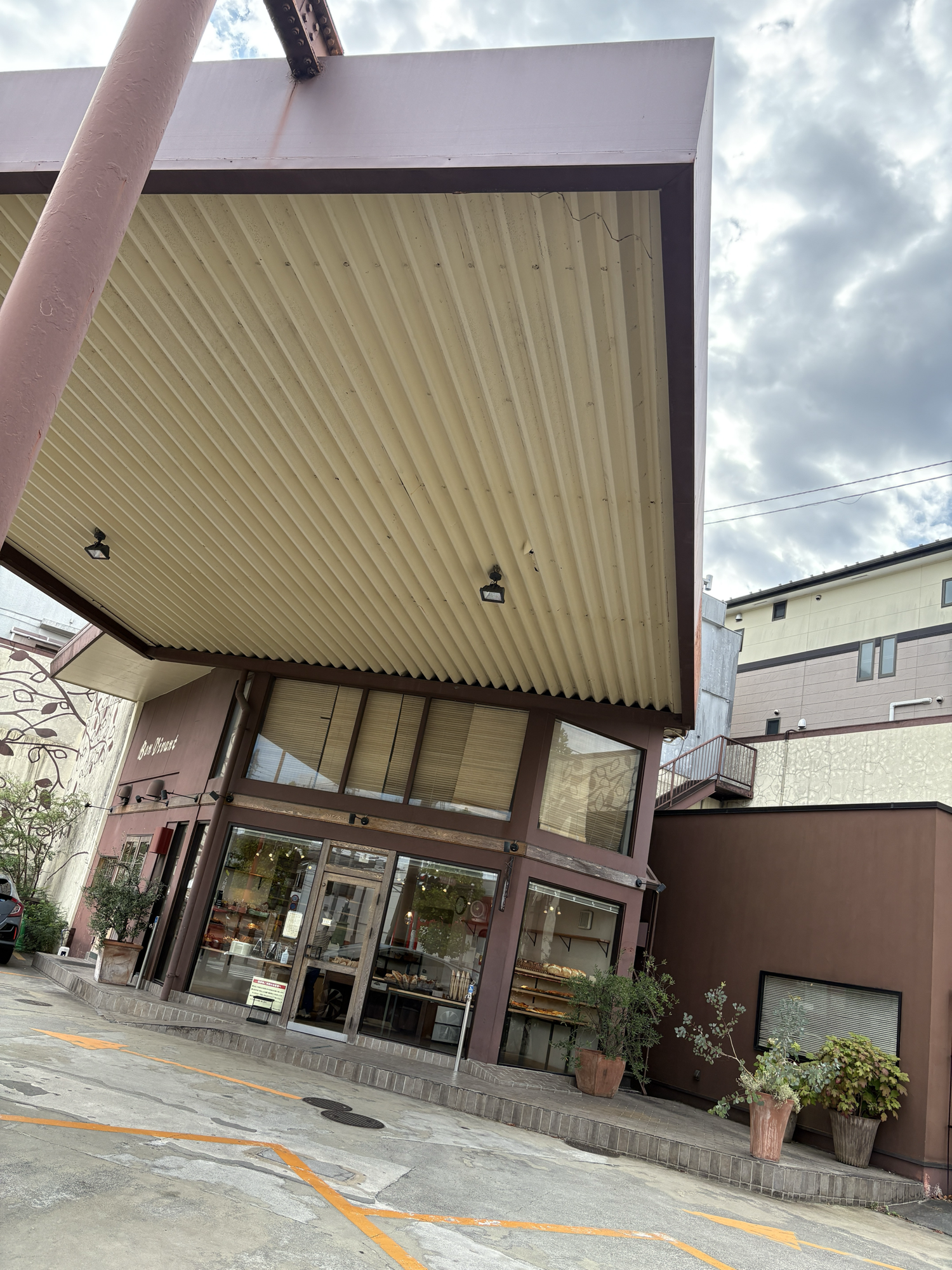 元ガソリンスタンドがなぜ行列店に？新百合ヶ丘『ボンヴィヴォン』の３つの魅力